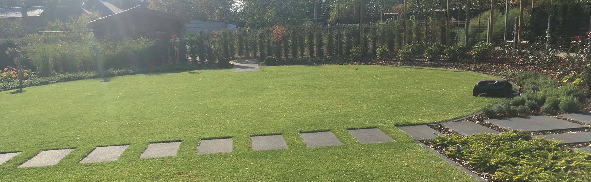 Strak aangelegde oprit met betontegels