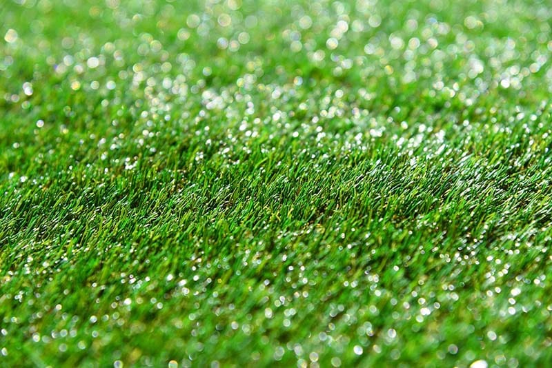 Aangelegd kunstgrasoppervlak in een tuin
