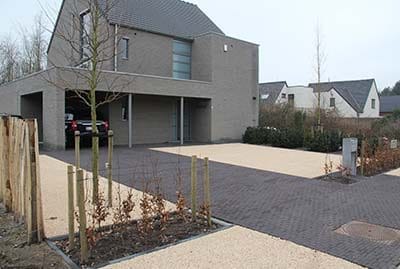 Aangelegde achtertuin met groot gazon en plantvakken